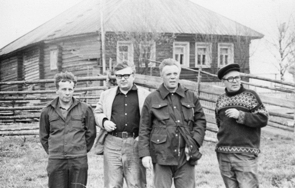 В.П. Астафьев (третий слева) и Е.П. Капустин (четвертый слева) на фоне дома писателя в д. Сибле. Дата съемки – [1975] г. Фото из архива семьи Астафьевых