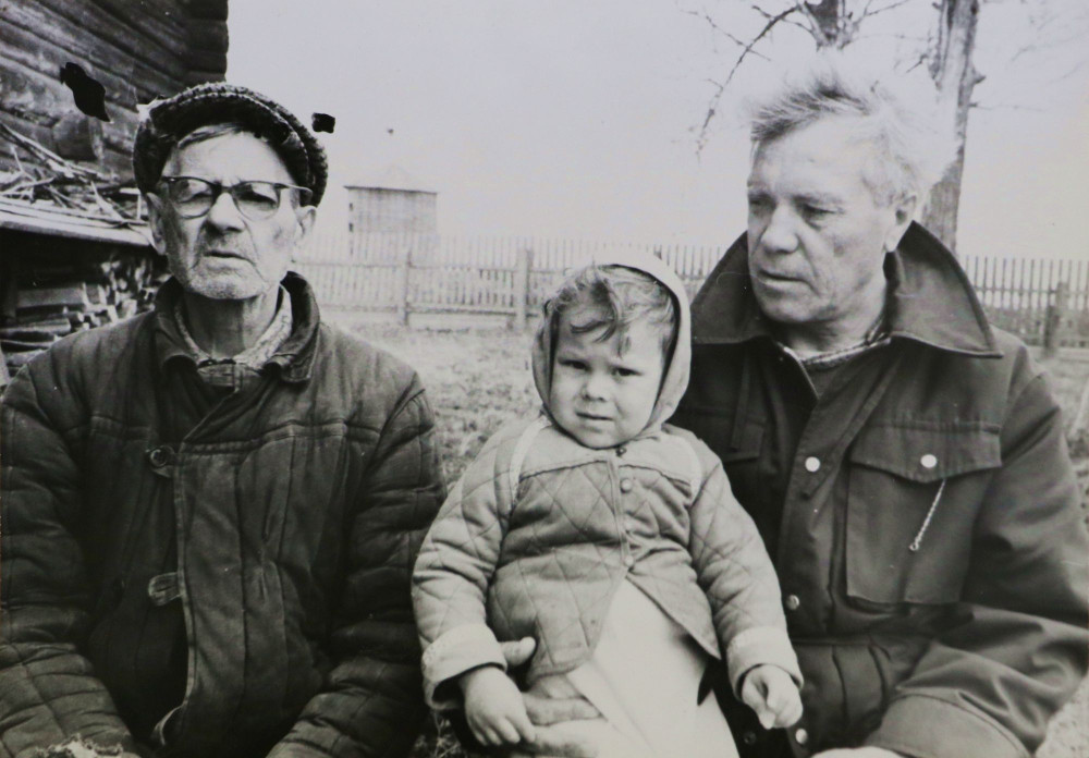 Виктор Астафьев (справа) с отцом Петром Павловичем Астафьевым и внуком Витей (сыном дочери Ирины) в деревне Сибла. 1970-е годы. Фото из архива семьи Астафьевых