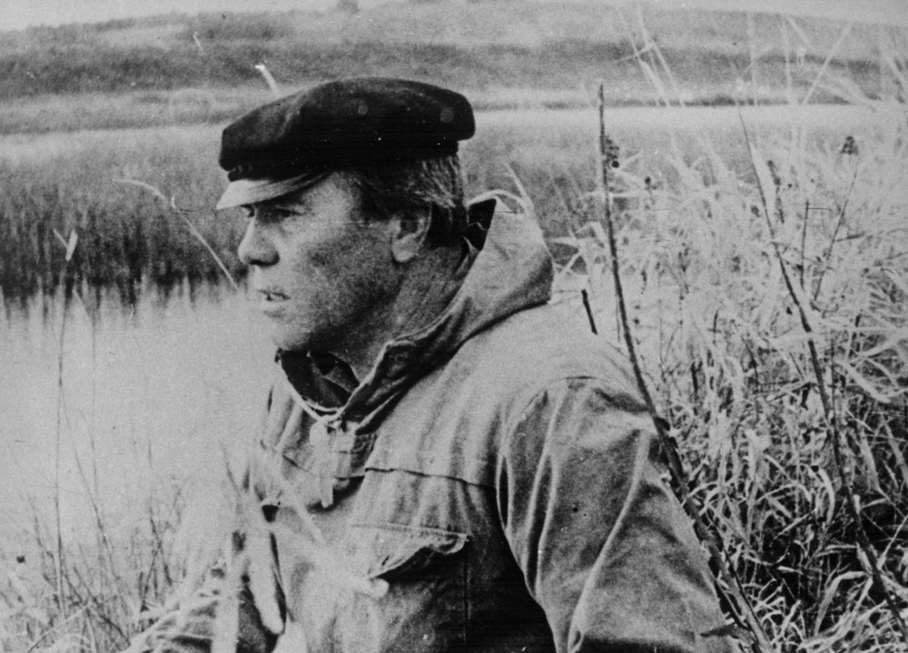 В.П. Астафьев на рыбалке. Вологодская область. [После 1969]. Фото из архива семьи Астафьевых