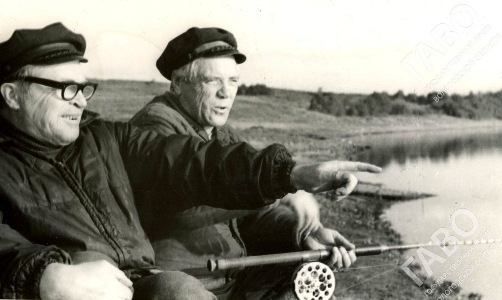 Е.Ф. Капустин и В.П. Астафьев на рыбалке, д. Сибла. Весна 1975 г. Из фондов ГАВО